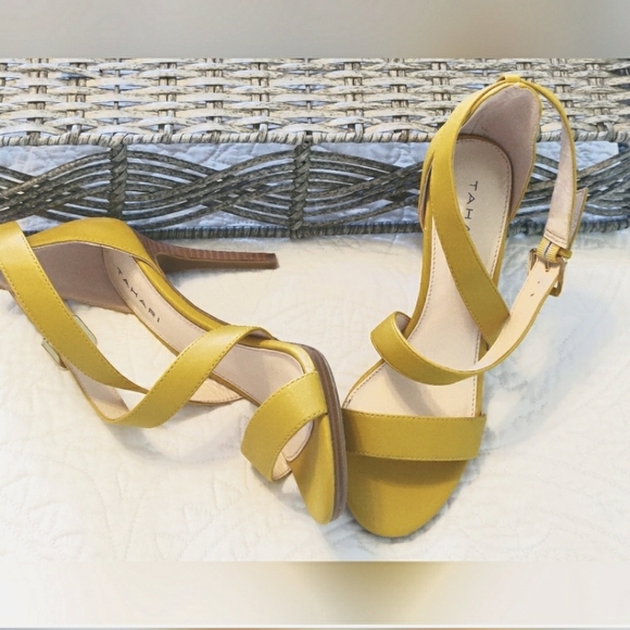 Tahari Yellow Heels. - Picture 11 of 12